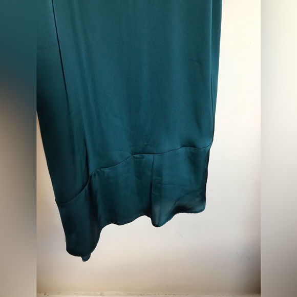 Beautiful green asymmetrical satin slip dress - Picture 2 of 8
